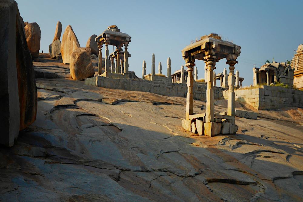 Hemakuta Hill Temples
